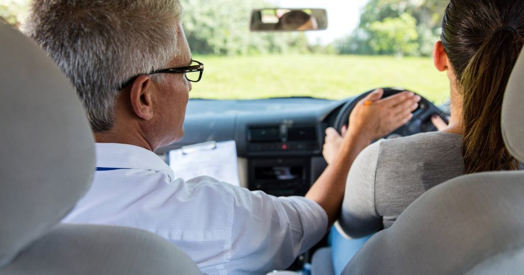 Advantages of Using A Driving School