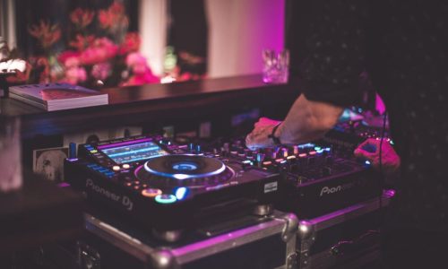 Choosing the Right Wedding DJ for Your Special Day